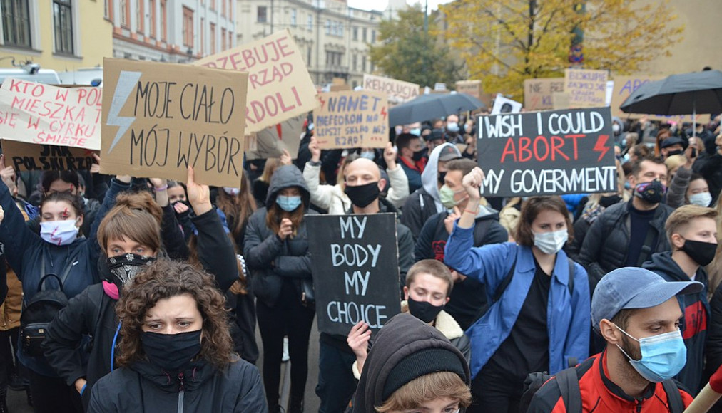 Manifestation contre l&#039;interdiction des avortements à Krakow, Pologne, octobre 2020 / ©Silar, CC BY-SA 4.0 Wikimedia Commons