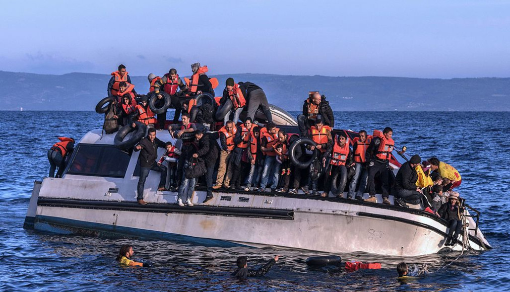 Un bateau de réfugiés syriens et irakiens arrivant à Lesbos en 2015. Un bateau de réfugiés syriens et irakiens arrivant à Lesbos en 2015. / ©Ggia, CC BY-SA 4.0 Wikimedia Commons