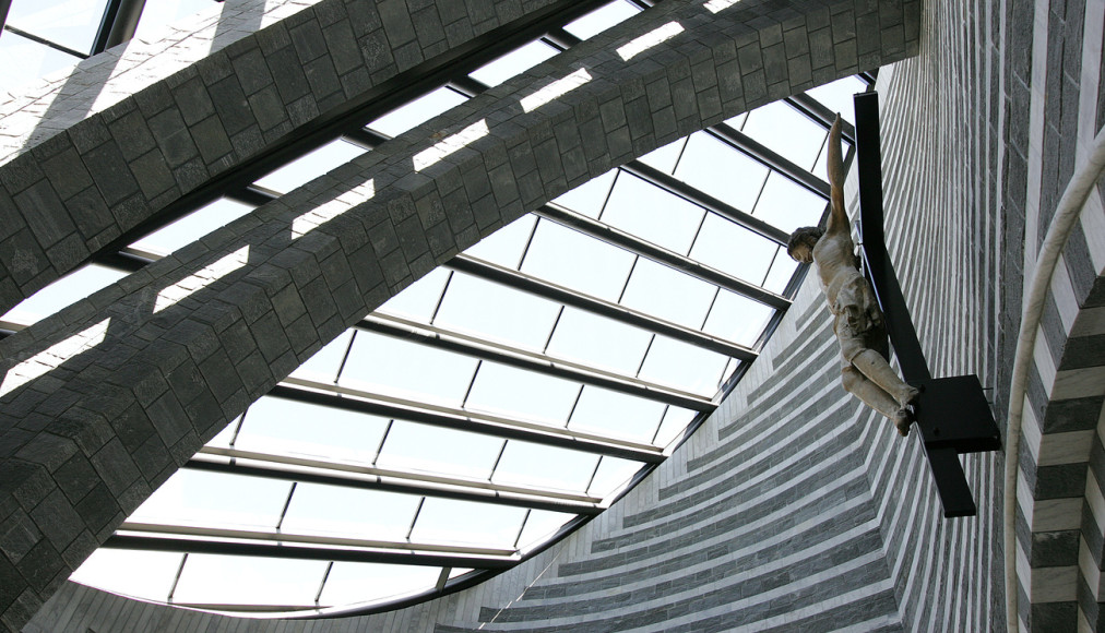 L'intérieur de la petite église de Mogno, au Tessin, construite entre 1992 et 1994 à partir d'un projet de l'architecte luganais Mario Botta. L'intérieur de la petite église de Mogno, au Tessin, construite entre 1992 et 1994 à partir d'un projet de l'architecte luganais Mario Botta. / KEYSTONE/Martial Trezzini