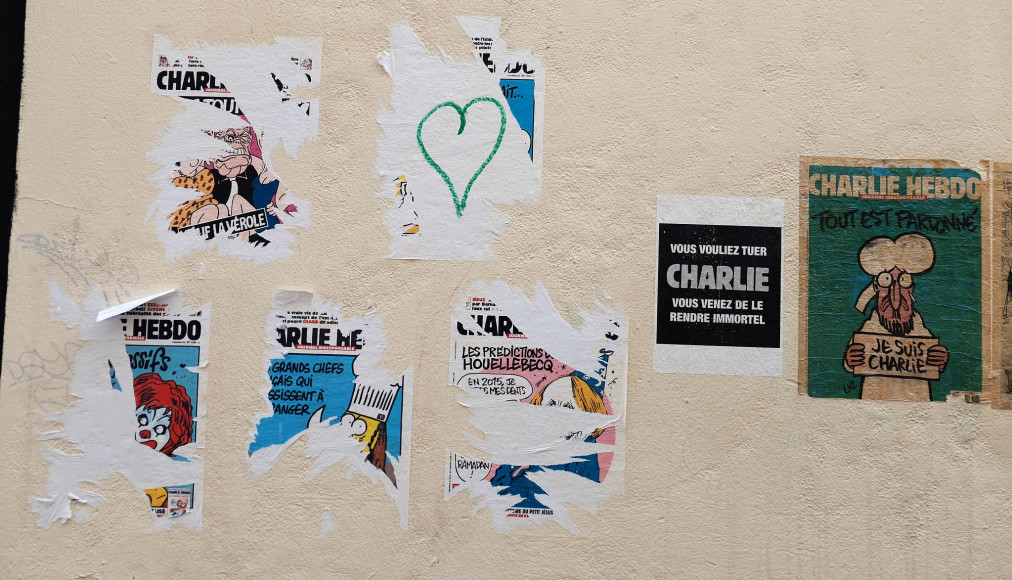 Charlie Hebdo placardé sur un mur après les attentats de janvier 2015 Charlie Hebdo placardé sur un mur après les attentats de janvier 2015 / Flikr / Alf Altendorf