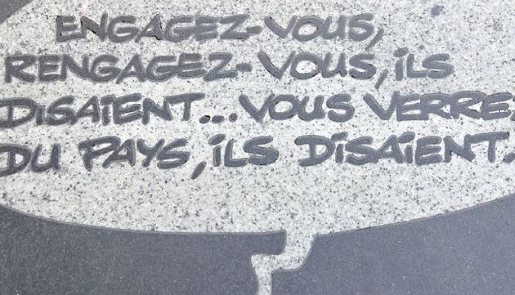Plaque scellée dans le trottoir de la Rue René-Goscinny à Paris, en l&#039;honneur de l&#039;auteur d&#039;Astérix et Obélix / ©Paris Autrement