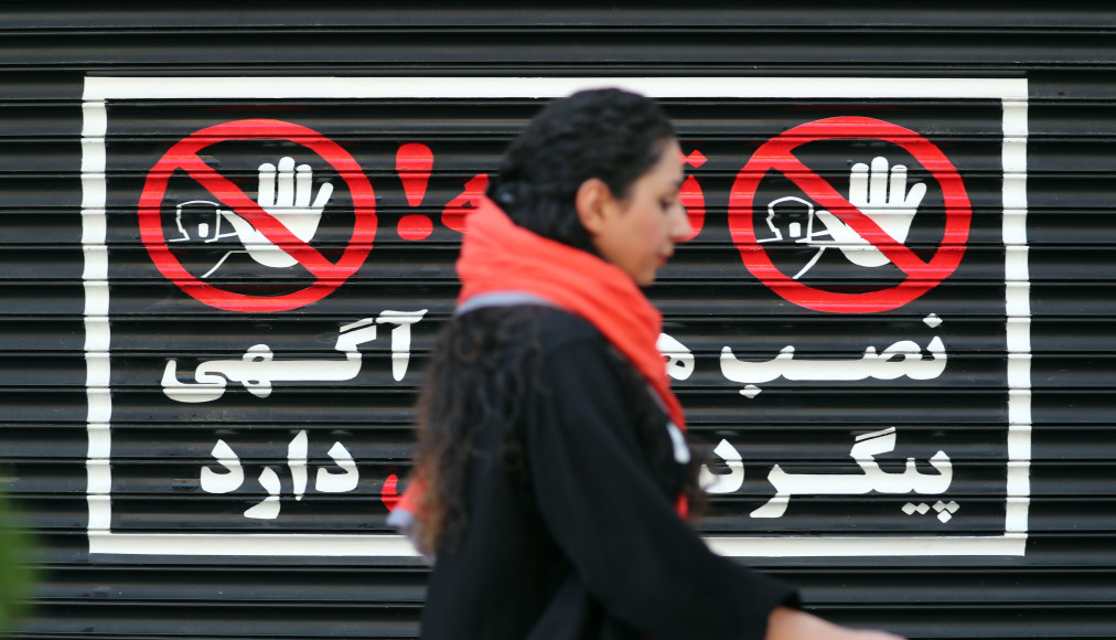 Le 10 août 2023. Une femme iranienne marche devant un magasin fermé de Téhéran, les cheveux au vent Le 10 août 2023. Une femme iranienne marche devant un magasin fermé de Téhéran, les cheveux au vent / Keystone