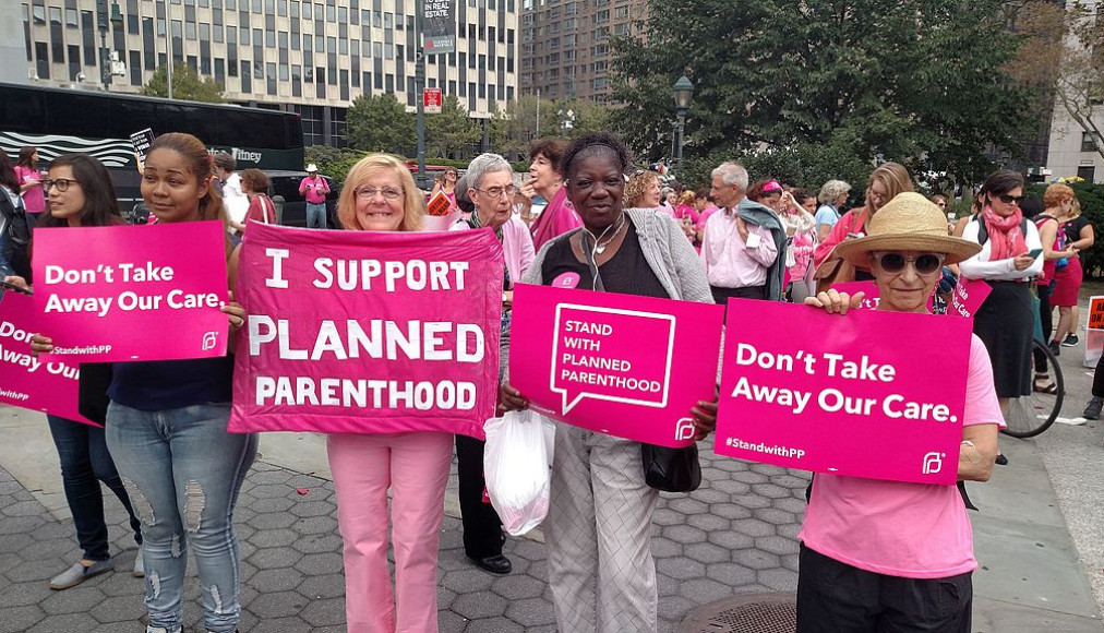 Manifestation en soutien du "Planned Parenthood" Manifestation en soutien du "Planned Parenthood" / ©Wikimedia Commons (The All-Nite Images / CC BY-SA 2.0)