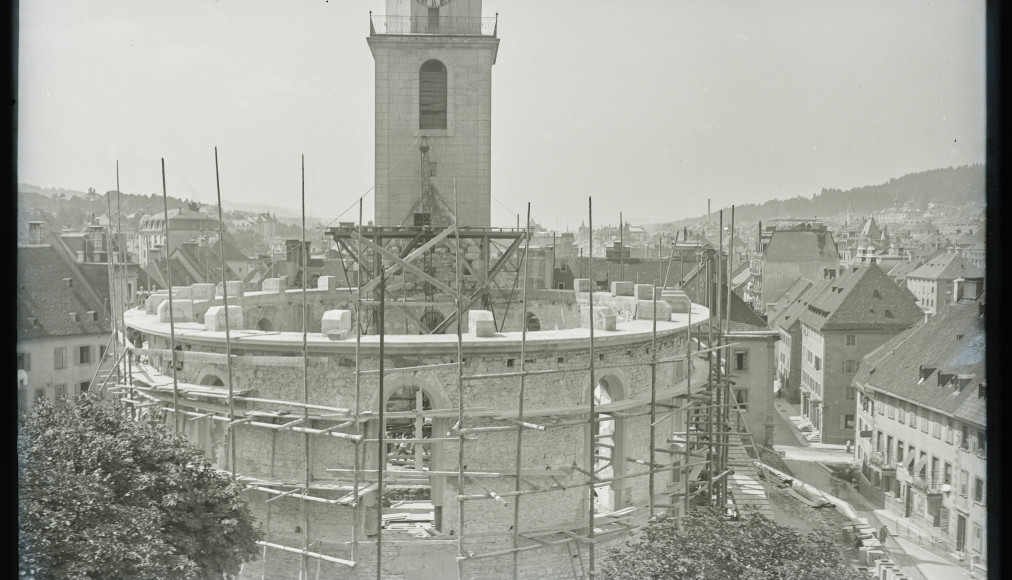 Le chantier avant la construction de la charpente métallique qui soutiendra la toiture. Le chantier avant la construction de la charpente métallique qui soutiendra la toiture. / © SP Bibliothèque de la ville de La Chaux-de-Fonds