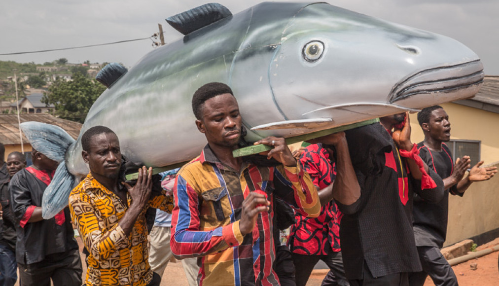 ©Regula Tschumi / Procession funèbre Ga, au Ghana. Les hommes portent le cercueil jusqu&#039;au cimetière. 