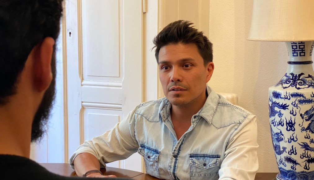 Adrian Stiefel, responsable de l’antenne LGBTI de l’Eglise protestante de Genève, en entretien avec Mario, qui a subi des thérapies de conversion / ©Adrian Stiefel