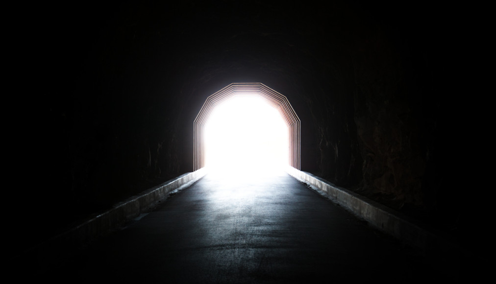 Le tunnel et la lumière font partie de nombreux récits d&#039;expérience de mort imminente. © iStock/ImageGeneration / Le tunnel et la lumière font partie de nombreux récits d&#039;expérience de mort imminente. © iStock/ImageGeneration