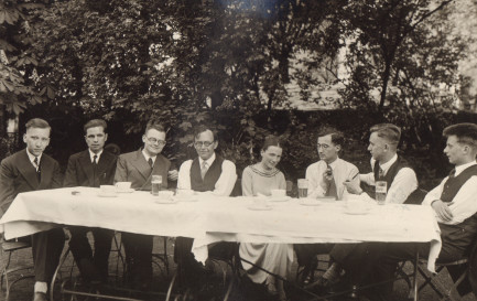 Karl Barth aimait se retrouver avec ses étudiants pour débattre de sujets théologiques ou politiques. Ici, dans le jardin de sa maison du quartier de Vochem, dans la ville de Brühl, aux environs de 1932. Karl Barth aimait se retrouver avec ses étudiants pour débattre de sujets théologiques ou politiques. Ici, dans le jardin de sa maison du quartier de Vochem, dans la ville de Brühl, aux environs de 1932. / © Archives Karl Barth